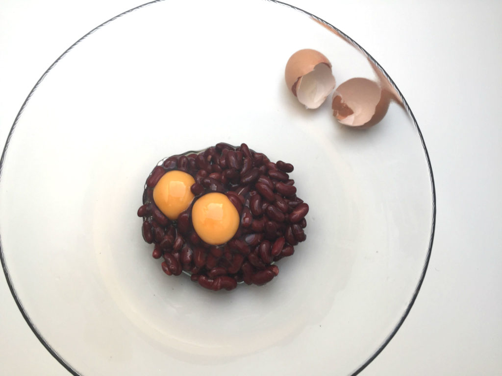 brownie z fasoli - etap 3 dodajemy jajka